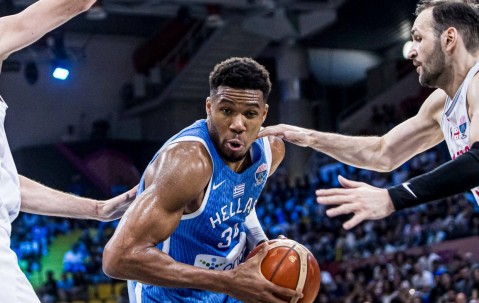 开云体育-关于字母哥回归赛场，连败首场状态亮眼，公牛观众沸腾！的信息